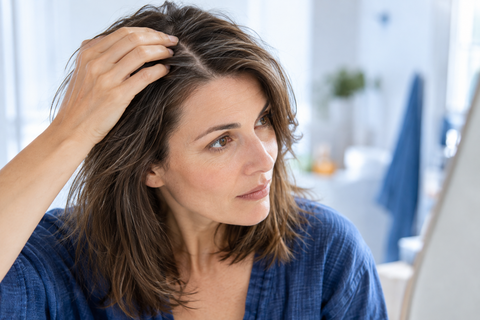 Hormonsko izpadanje las: kaj se dogaja in kako ukrepati?